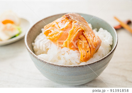 ご飯にのっけた焼き鮭 91391858