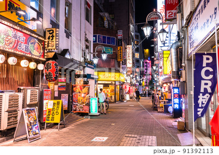 《東京都》池袋西口・夜の歓楽街 《東京都》池袋西口・夜の歓楽街 91392113