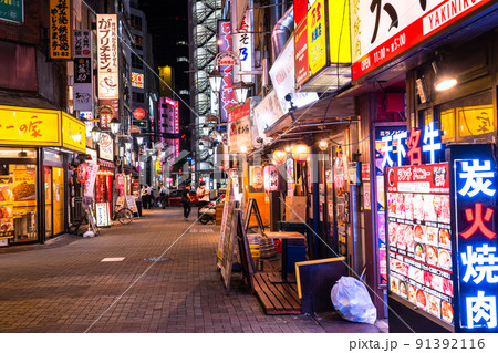 《東京都》池袋西口・夜の歓楽街 《東京都》池袋西口・夜の歓楽街 91392116