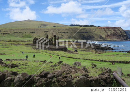 イースター島のアフ・トンガリキに復元された15体のモアイ像 91392291