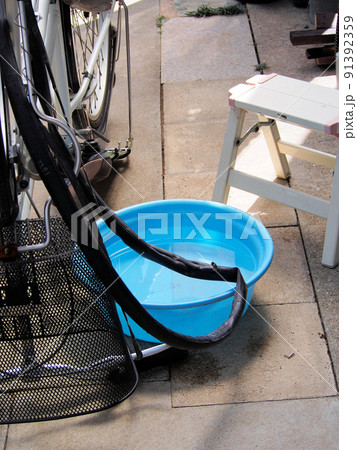 自転車のパンク修理 自転車のパンク修理 91392359