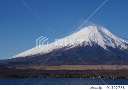 冬の富士山と山中湖 冬の富士山と山中湖 91392788