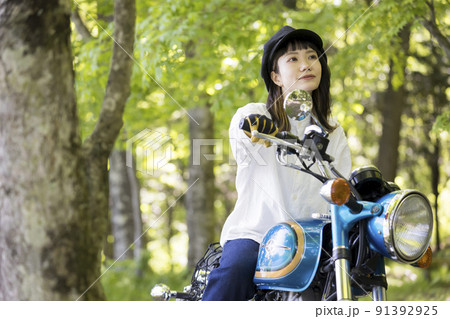 バイク女子イメージ 森でバイクにまたがる若い女性 バイク女子イメージ 森でバイクにまたがる若い女性 91392925