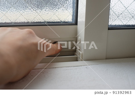 トイレの窓の鍵 91392963