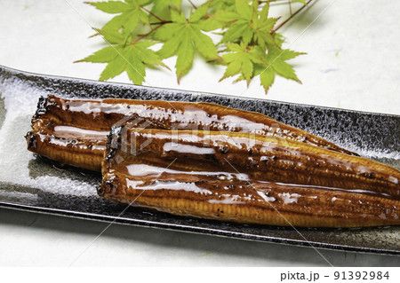 長皿に乗った鰻の蒲焼きと紅葉 91392984