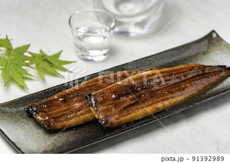 長皿に乗った鰻の蒲焼きと紅葉とお冷4 91392989