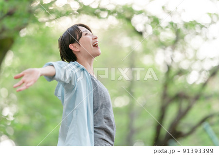 ミドル女性　スポーツウェア　ストレッチ 91393399
