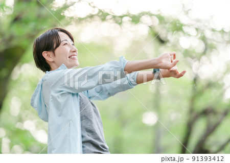 ミドル女性　スポーツウェア　ストレッチ 91393412