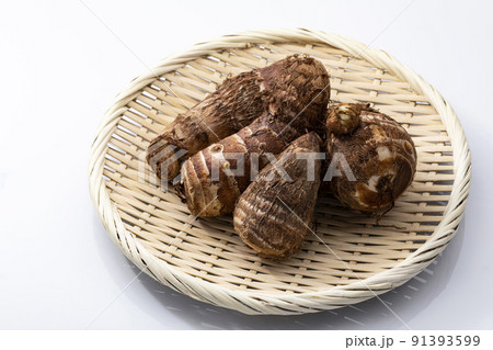 白バックのざるに乗せた里芋 白バックのざるに乗せた里芋 91393599
