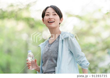 新緑 ウォーキング 紫外線 女性 新緑 ウォーキング 紫外線 女性 91393735