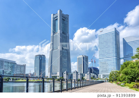 横浜桜木町の都市風景　ランドマークタワーとクイーンズスクエア 91393899