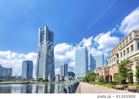横浜桜木町の都市風景　ランドマークタワーとクイーンズスクエア 91393900