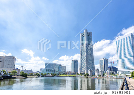 横浜桜木町の都市風景　ランドマークタワーとクイーンズスクエア 91393901