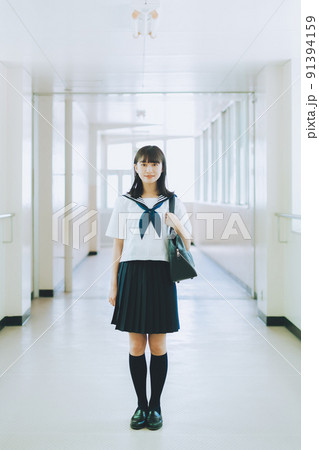 JCセーラー服 校内撮り 学校の廊下に立つ女子高生の写真素材 [91394159] - PIXTA