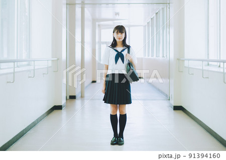 学校の廊下に立つ女子高生 91394160