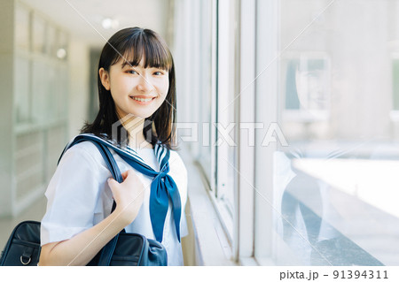 学校の廊下に立つ女子高生 学校の廊下に立つ女子高生 91394311