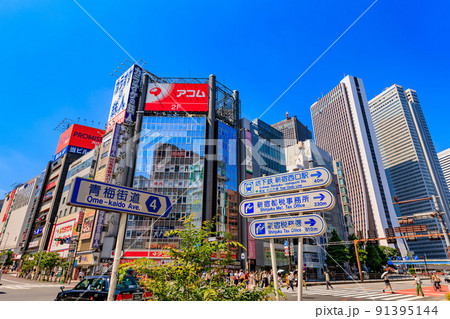 東京　新宿区西新宿の都市風景　新宿大ガード西交差点 91395144