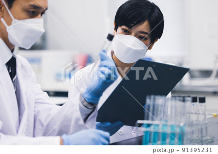 研究室　開発　実験室　臨床検査　バイオテクノロジー　新薬 91395231