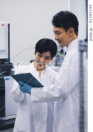 研究室　開発　実験室　臨床検査　バイオテクノロジー　新薬 91395244
