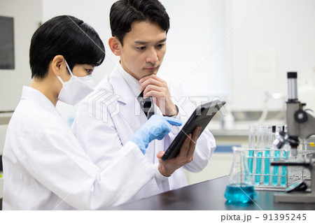 研究室　開発　実験室　臨床検査　バイオテクノロジー　新薬 91395245