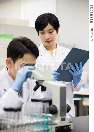 研究室　開発　実験室　臨床検査　バイオテクノロジー　新薬 91395252