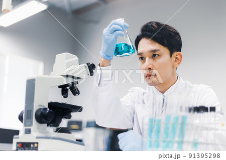 研究室　開発　実験室　臨床検査　バイオテクノロジー　新薬 91395298