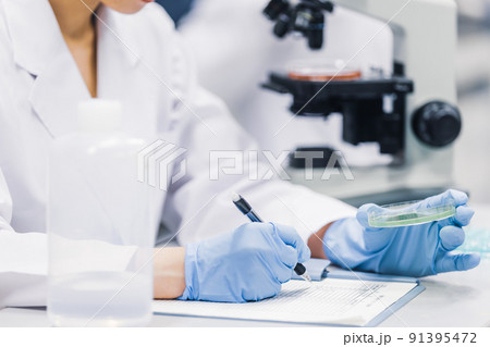 研究室　開発　実験室　臨床検査　バイオテクノロジー　新薬 91395472