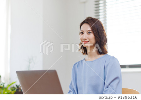 在宅勤務をする女性 91396316