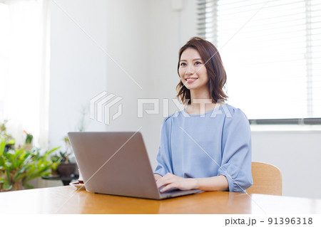 在宅勤務をする女性 在宅勤務をする女性 91396318