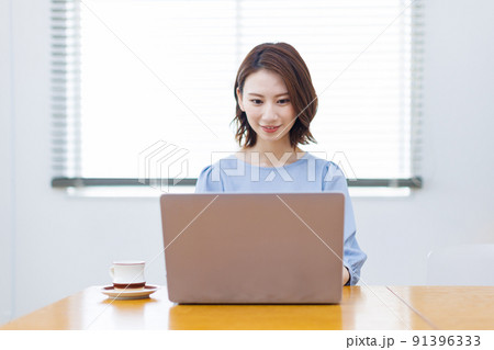 在宅勤務をする女性 在宅勤務をする女性 91396333