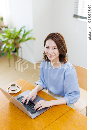 在宅勤務をする女性 91396340