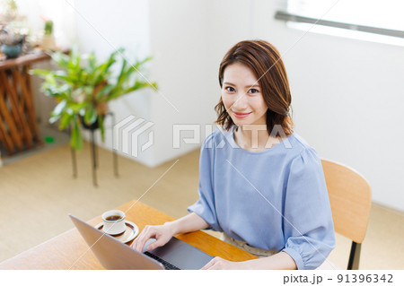 在宅勤務をする女性 91396342