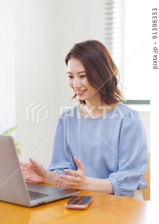 在宅勤務をする女性 91396353