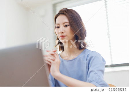 在宅勤務をする女性 91396355