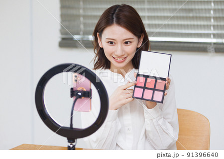 メイク動画を撮影する女性 91396640