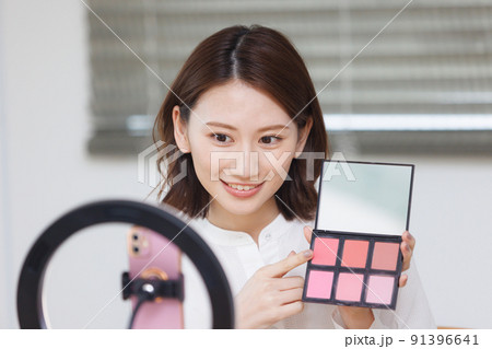 メイク動画を撮影する女性 91396641