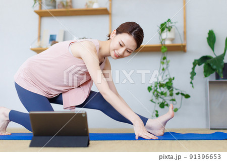 家でヨガをする女性 91396653