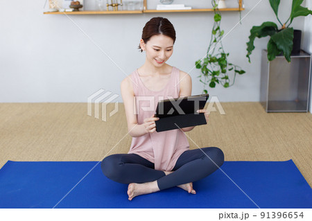 家でヨガをする女性 91396654