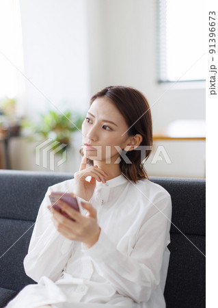 スマホで検索する女性 91396673