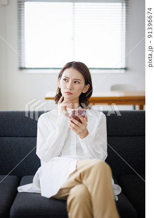 スマホで検索する女性 スマホで検索する女性 91396674