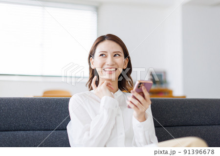 スマホで検索する女性 91396678