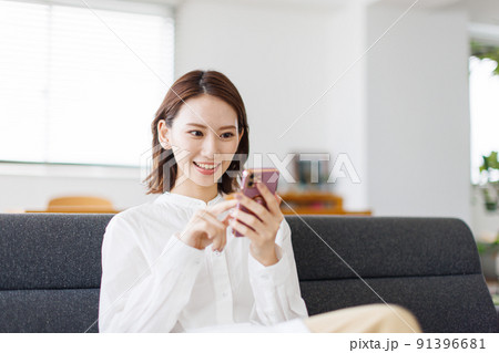 スマホで検索する女性 スマホで検索する女性 91396681