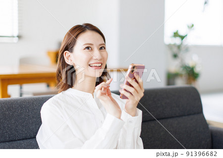 スマホで検索する女性 91396682