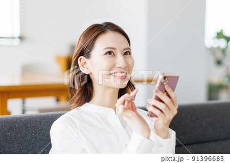 スマホで検索する女性 91396683