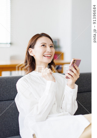 スマホで検索する女性 91396684