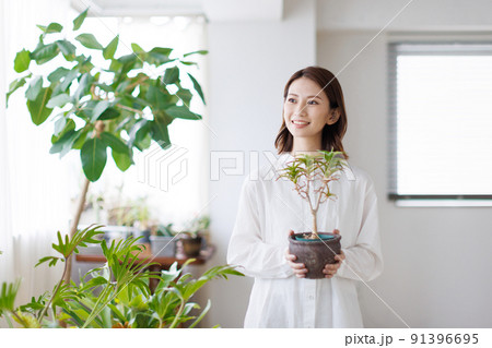 観葉植物と女性 観葉植物と女性 91396695