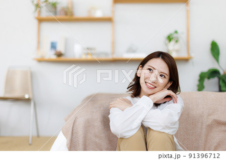 ソファに座る女性 ソファに座る女性 91396712