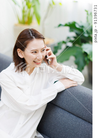 スマホで電話をする女性 91396731