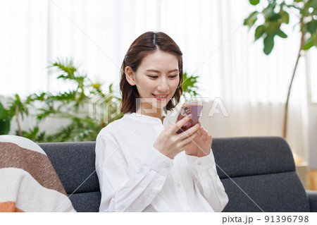 スマホを見る女性 91396798