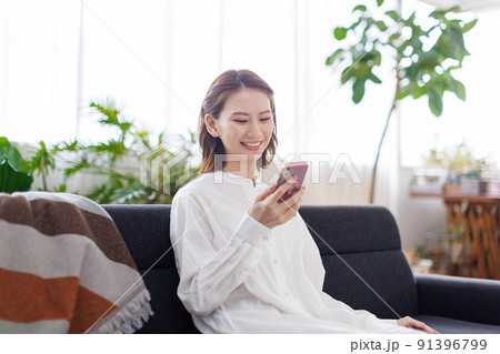 スマホを見る女性 91396799